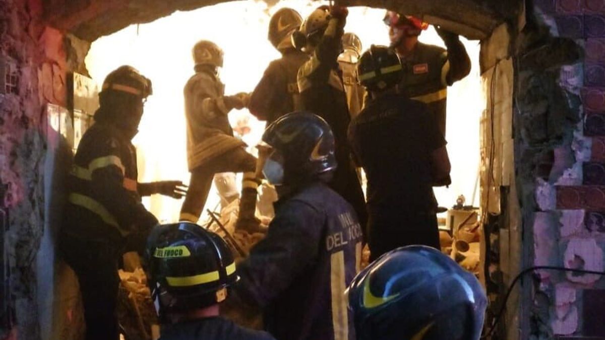 Napoli, esplosione in un palazzo: un morto e quattro feriti, grave una donna