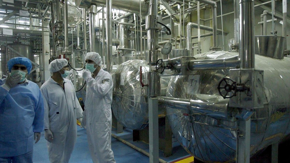 Iran, intelligence Usa: i raid hanno ritardato il programma nucleare solo di alcuni mesi | Giallo su dove siano finite le scorte di uranio