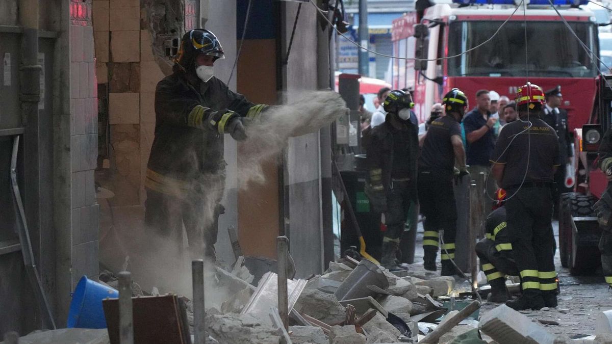 esplosione a napoli cittadino eroe si butta tra le macerie e salva una donna