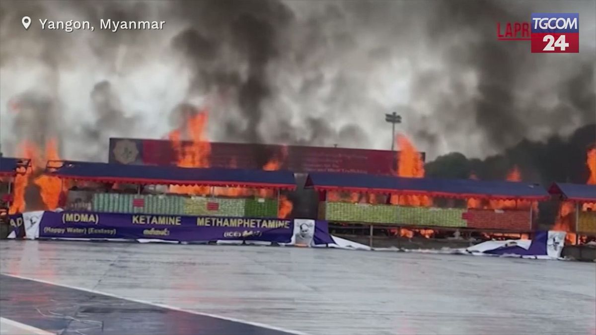 Myanmar, in fiamme milioni di dollari di droga confiscata: il rogo è spettacolare