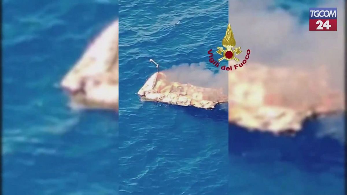 Barca in fiamme al largo di Fiumicino, tratto in salvo l