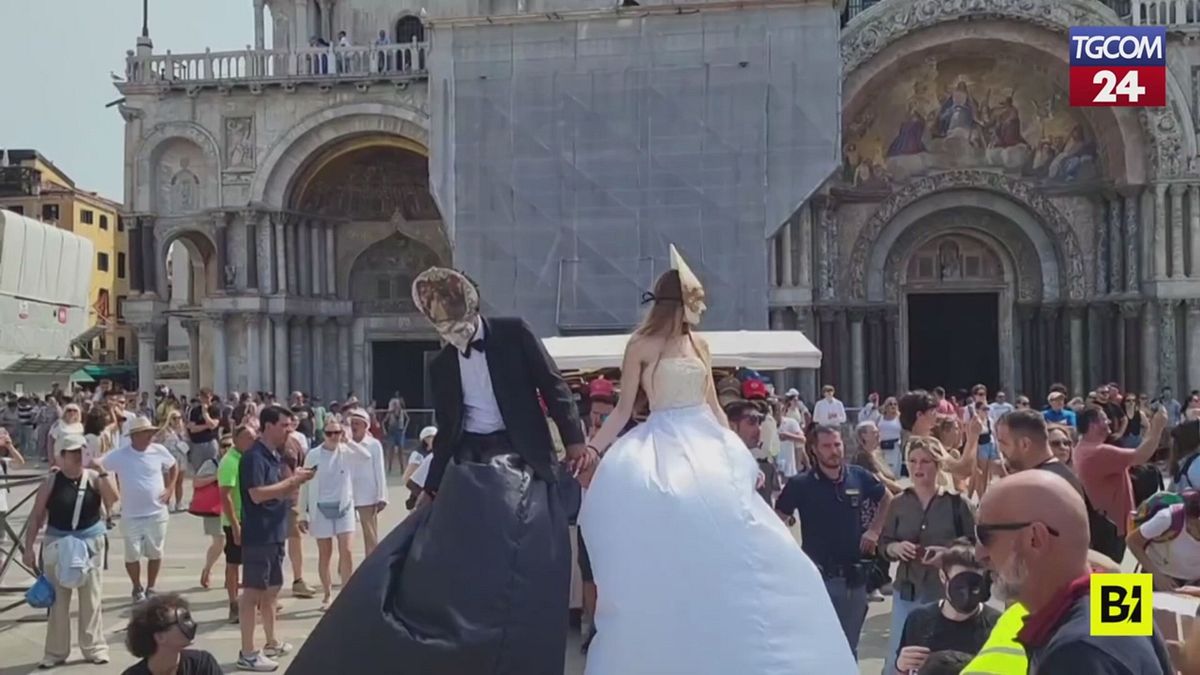 venezia le proteste in piazza san marco contro le nozze di bezos
