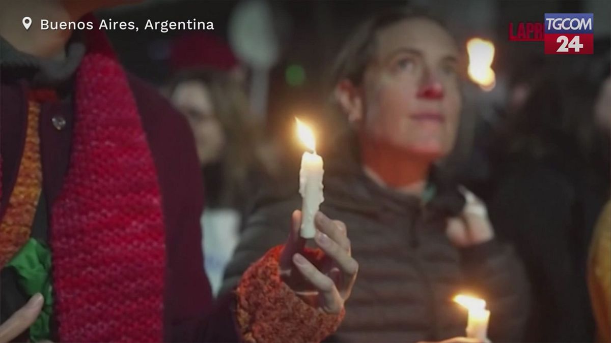 argentina studenti e professori in piazza contro i tagli di milei