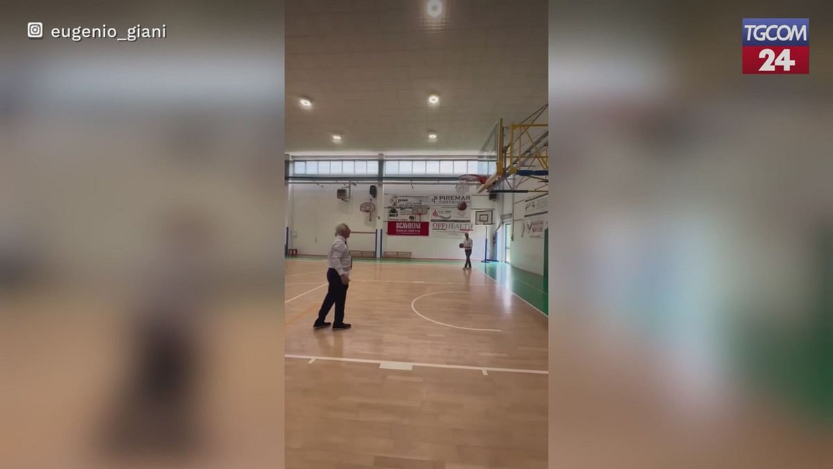 in palestra c 232 un politico che non sbaglia un canestro