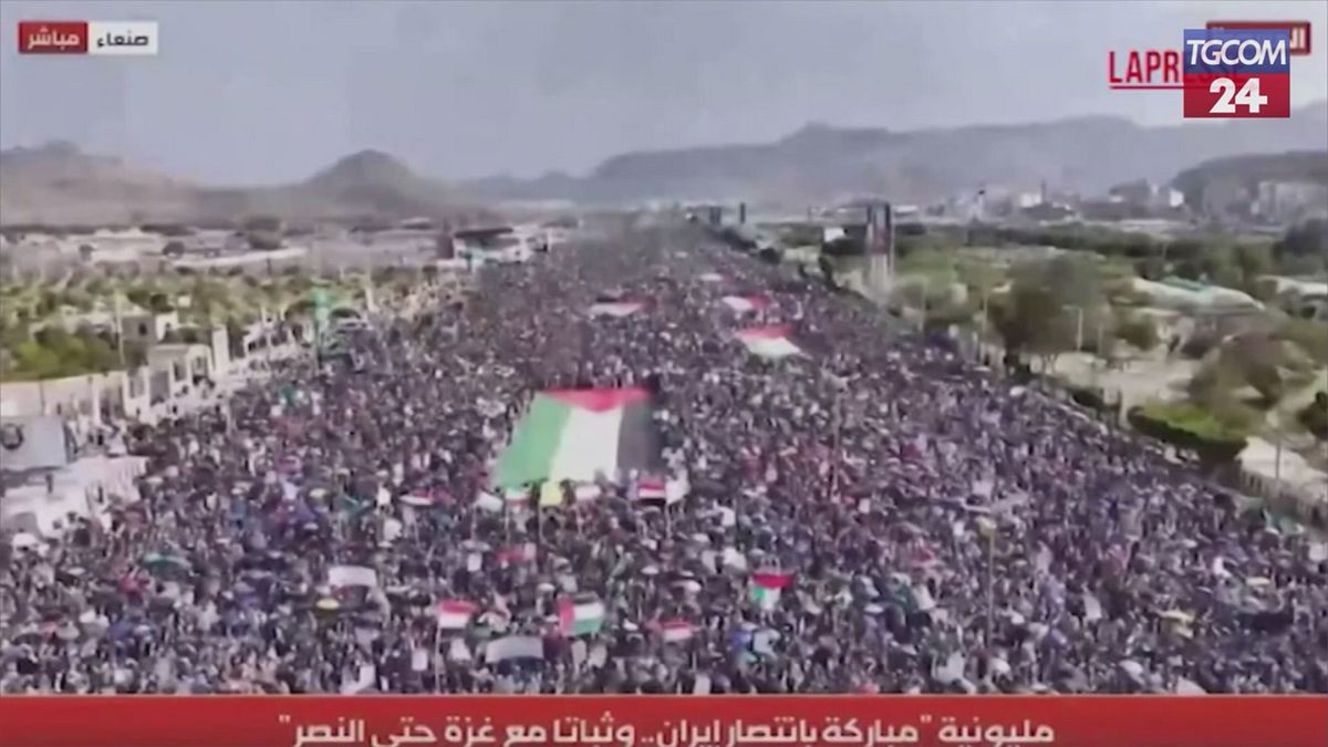 Yemen, in migliaia in piazza: cori contro Usa e Israele