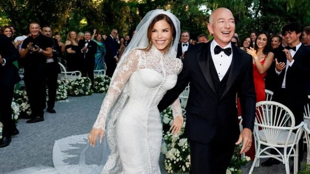 Jeff Bezos e Lauren Sanchez si sono sposati a Venezia, il sì sull