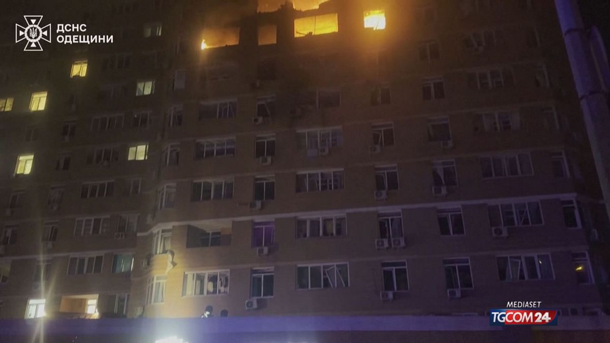 Odessa, droni russi colpiscono edificio: bambino salvato per miracolo