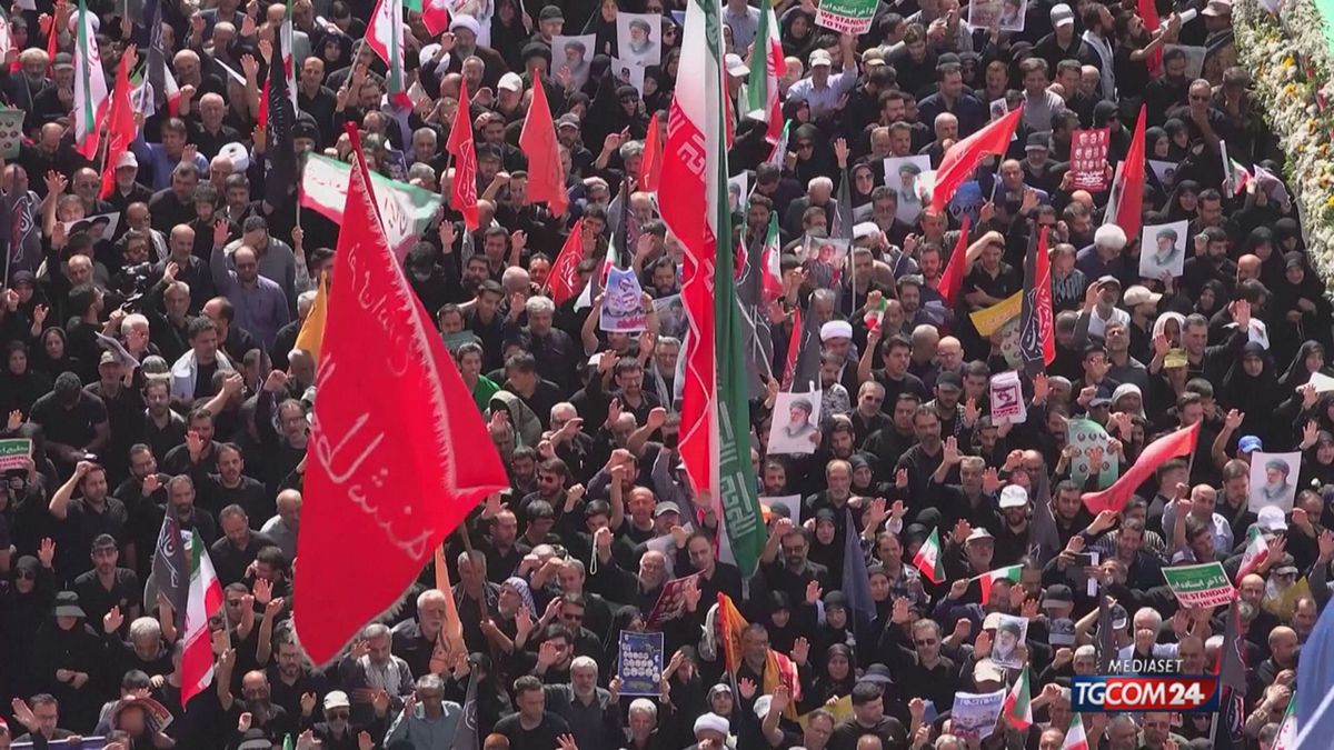 Iran, folla a Teheran per i funerali dei "martiri" della guerra con Israele