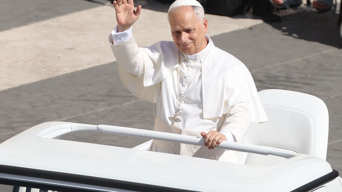 Ucraina, droni russi su Kiev: esplosioni | Putin: "Fiducioso della vittoria russa" | Papa Leone XIV agli ucraini: "Guerra insensata, il vostro dolore è il mio"