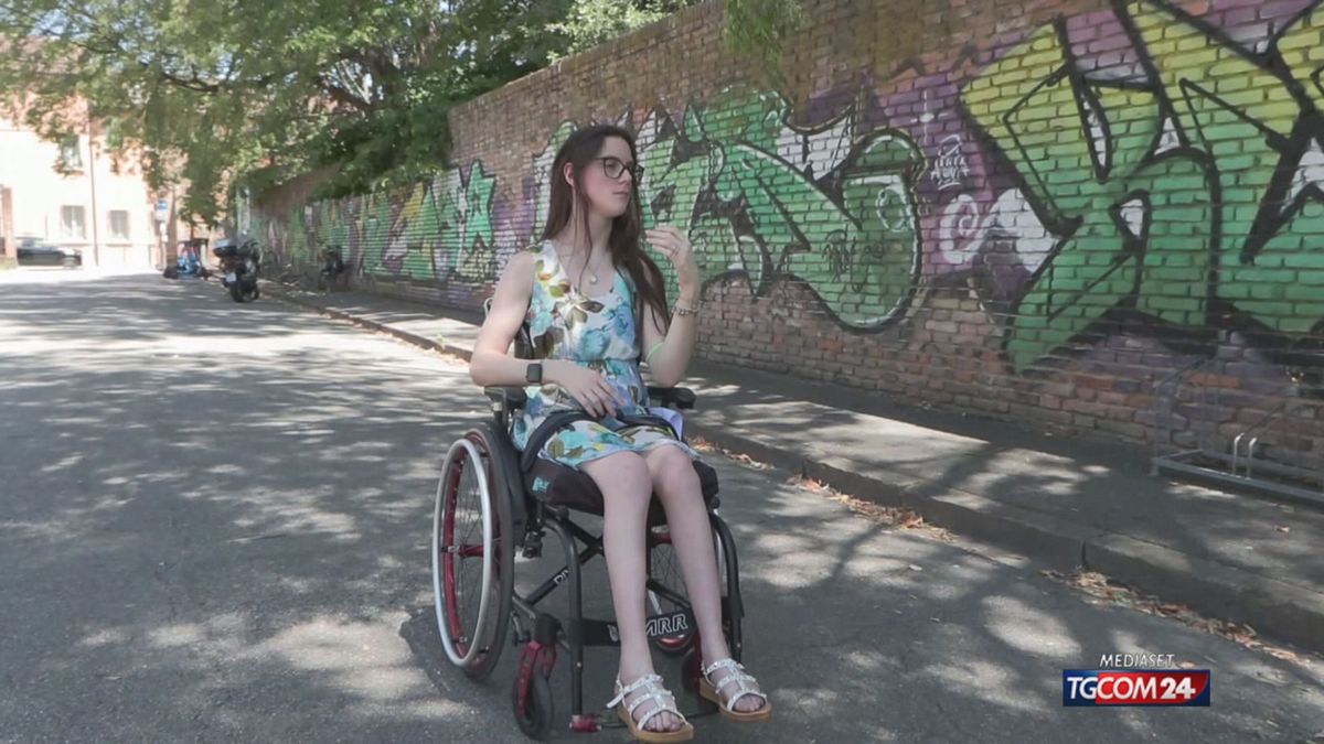 Alice cammina grazie a un esoscheletro, ma resta bloccata: "La mia auto ferma da mesi"