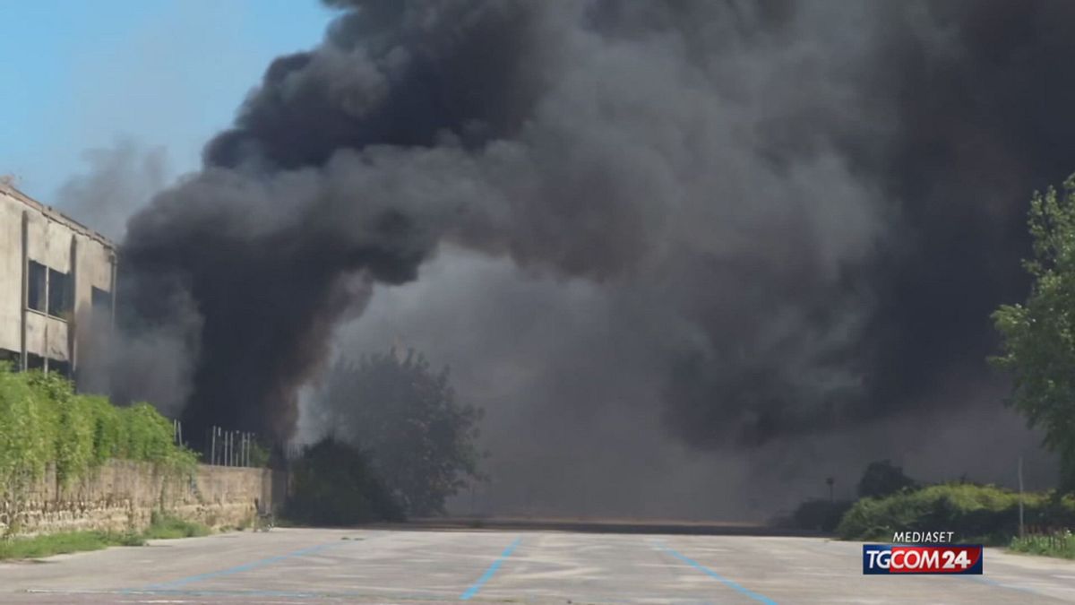 Napoli, maxi incendio al Centro Direzionale
