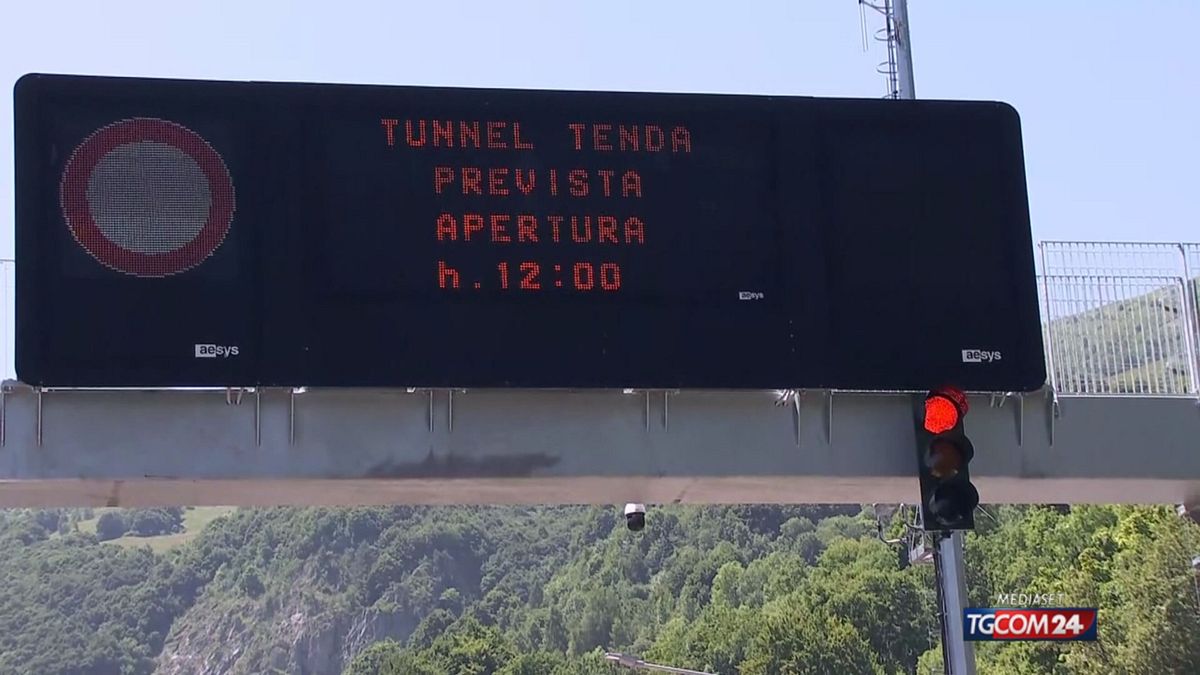 tunnel tenda prime auto in transito nella galleria del cuneese
