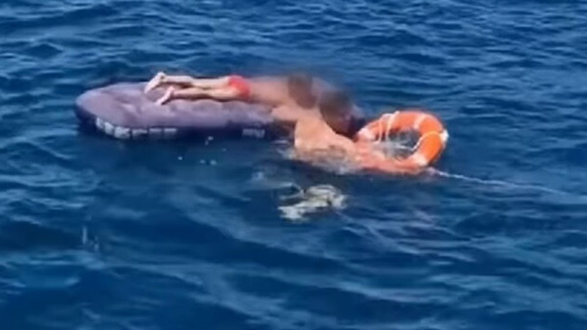 Castellammare di Stabia (Napoli), paura per bimbo di 5 anni trascinato al largo col materassino