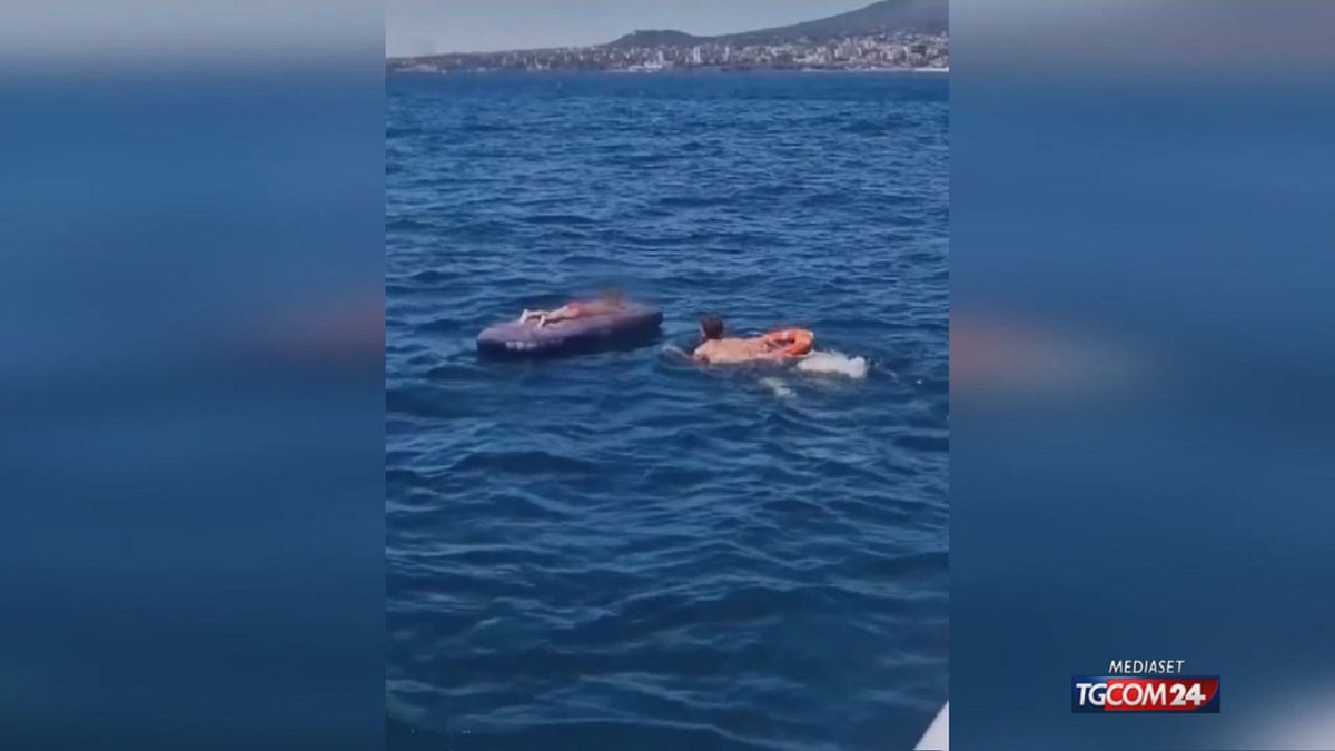Bimbo di 5 anni finisce al largo col materassino: il video del salvataggio