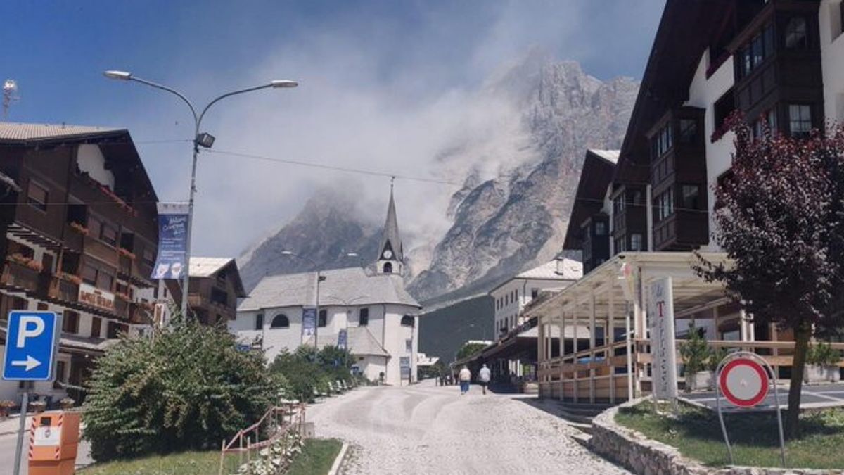 Ancora una frana sulle Dolomiti, San Vito di Cadore ricoperto dalla polvere: detriti trasportati dal vento fino a Cortina