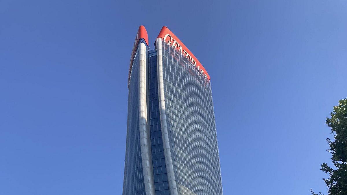 Milano, maxi insegna sul grattacielo a City Life si inclina e resta pericolante