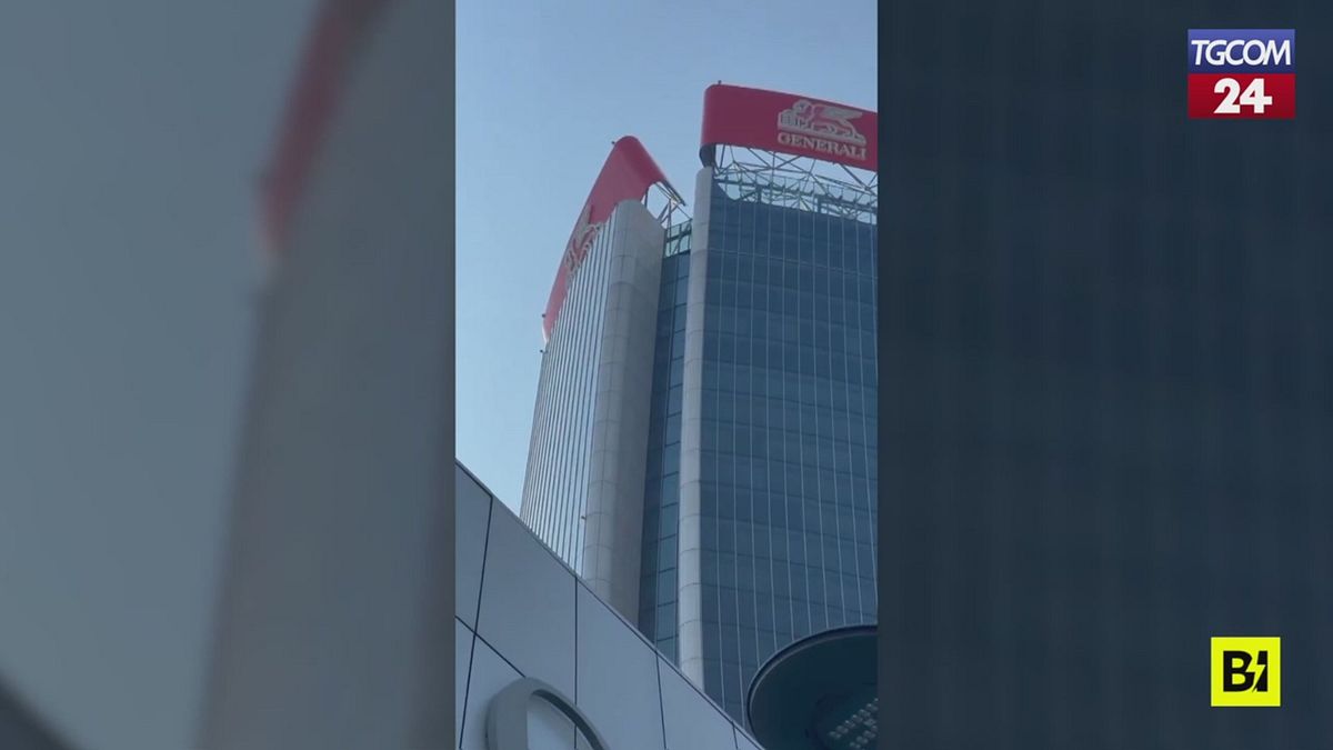 milano la maxi insegna pericolante sul grattacielo a citylife