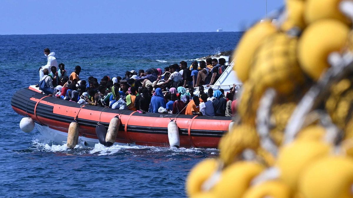 migranti barcone affonda al largo di lampedusa salvi in 87 morta una donna