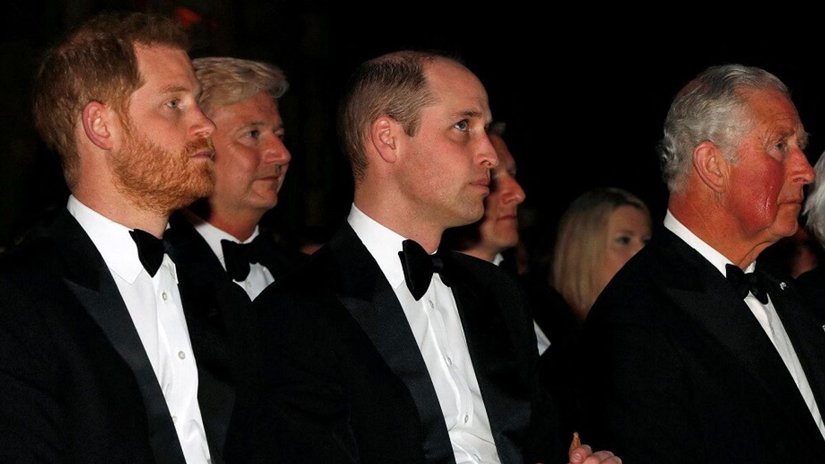 Re Carlo, ultime volontà per i funerali: William e Harry insieme