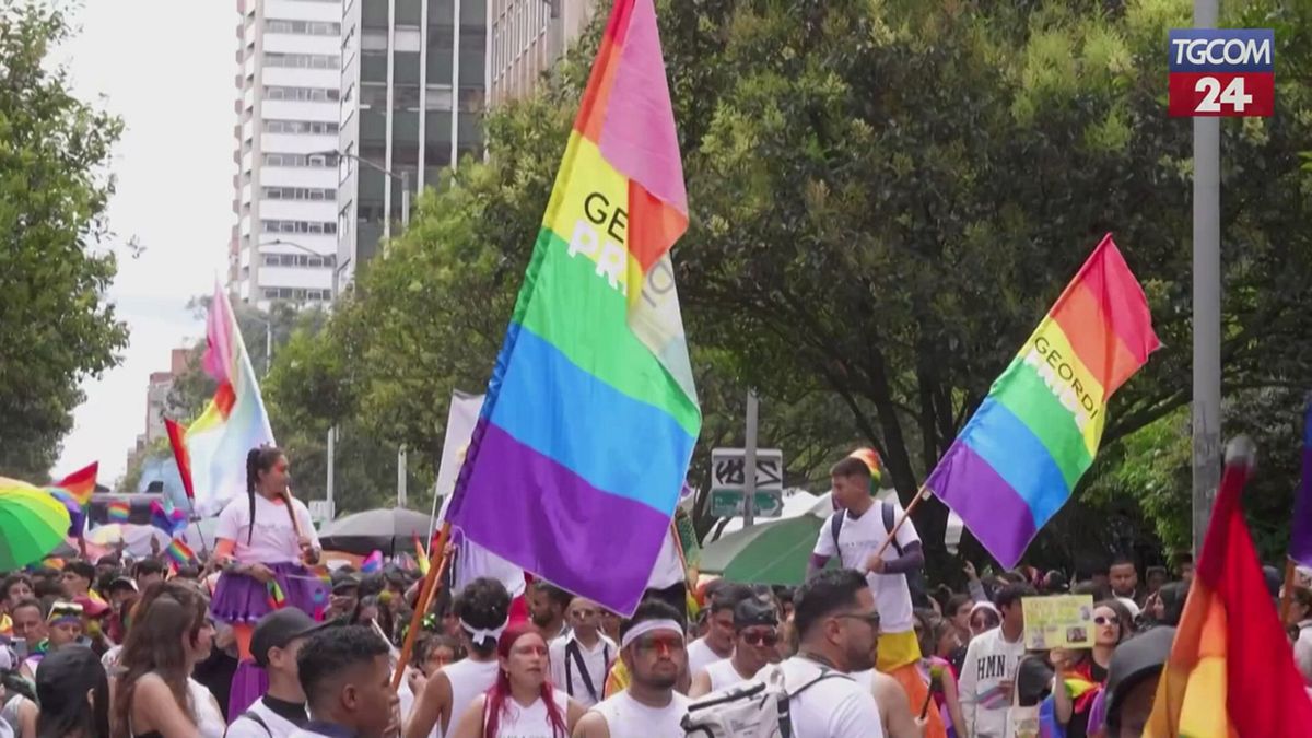 La parata del Pride sfila per le strade di Bogotà
