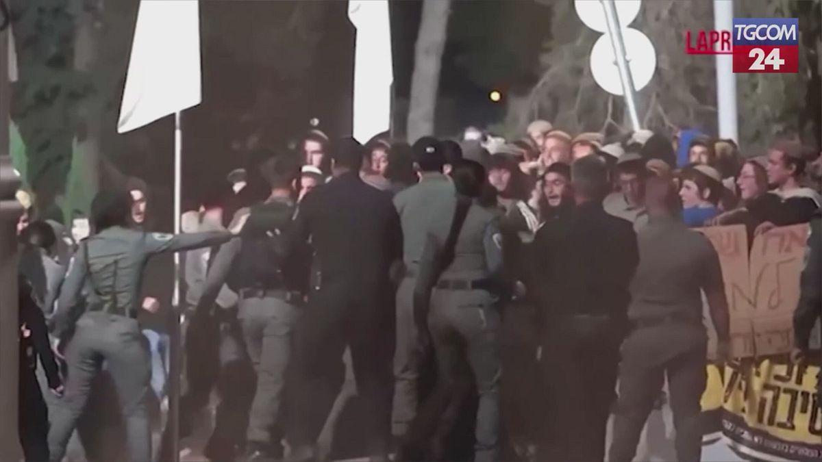cisgiordania coloni israeliani si scontrano con i militari dell idf