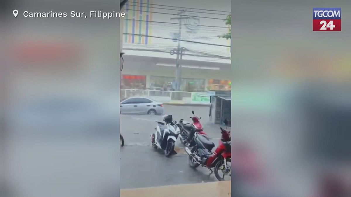 Filippine, maltempo causa allagamenti a Camarines Sur
