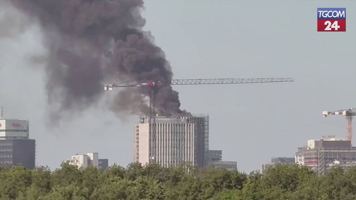 Berlino, incendio nel cantiere di un grattacielo: in salvo tutti gli operai