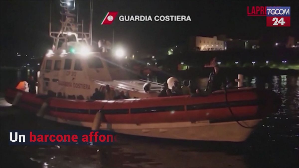 un barcone affonda nel canale di sicilia morta una donna