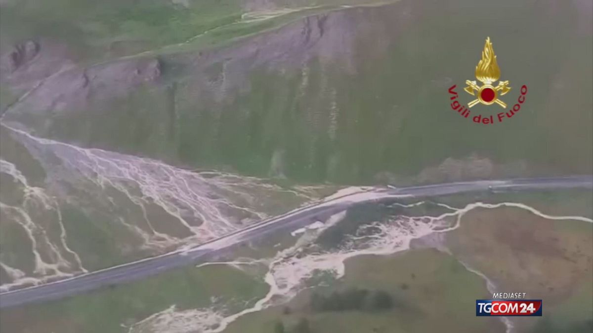 Cuneo, frane sulla strada. Soccorse almeno 20 persone rimaste bloccate in auto