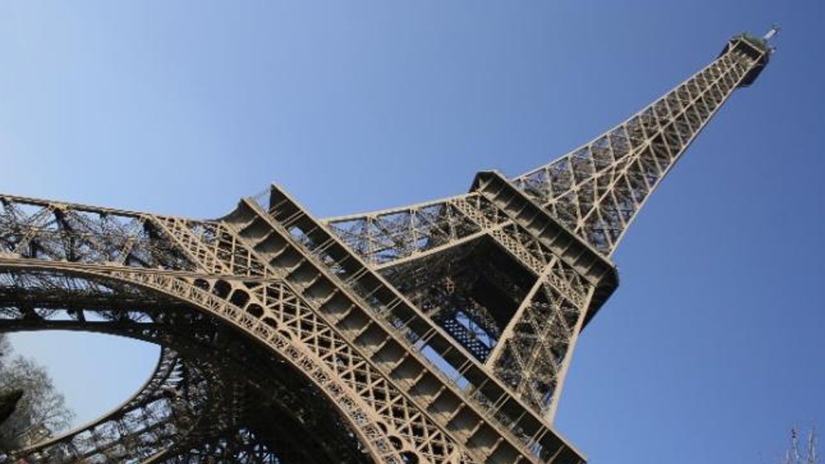 Allarme caldo in Francia, fino a 41 gradi: la Tour Eiffel chiude | Treni Parigi Milano interrotti per "diversi giorni"