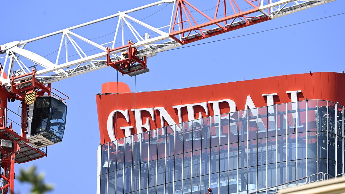 Milano, insegna pericolante sul grattacielo: CityLife verso la normalità