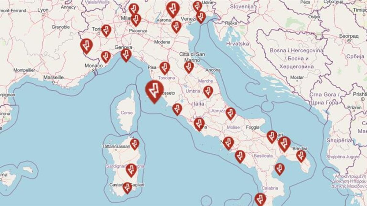 Caldo, blackout a Bergamo e a Firenze: "Cavi surriscaldati dalle temperature" | Diversi cittadini rimasti bloccati negli ascensori
