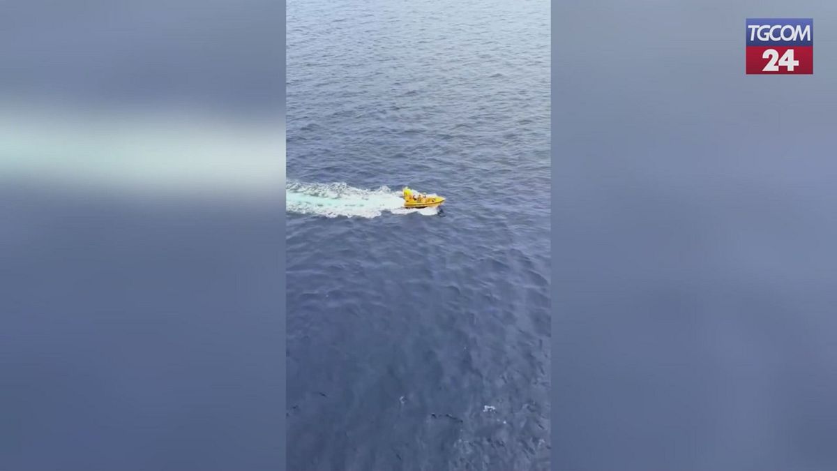 Bimba di 5 anni cade da una nave da crociera: il papà si getta in mare e la salva