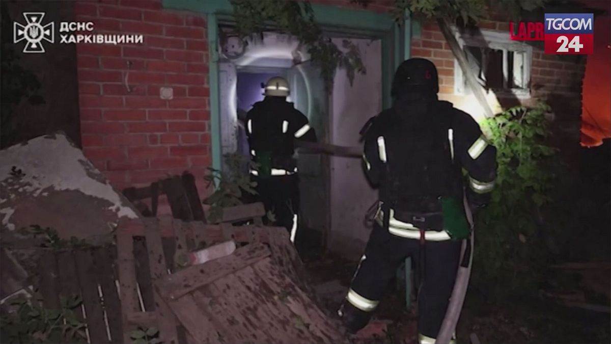 Ucraina, nuovi attacchi russi su Kharkiv: i soccorsi al lavoro