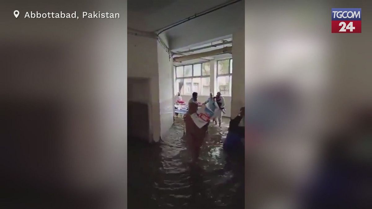Pakistan, piogge monsoniche colpiscono il Paese: un ospedale sommerso dall