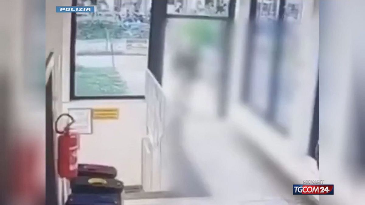 macerata tenta di rubare in un auto e ci lascia il proprio telefono denunciato