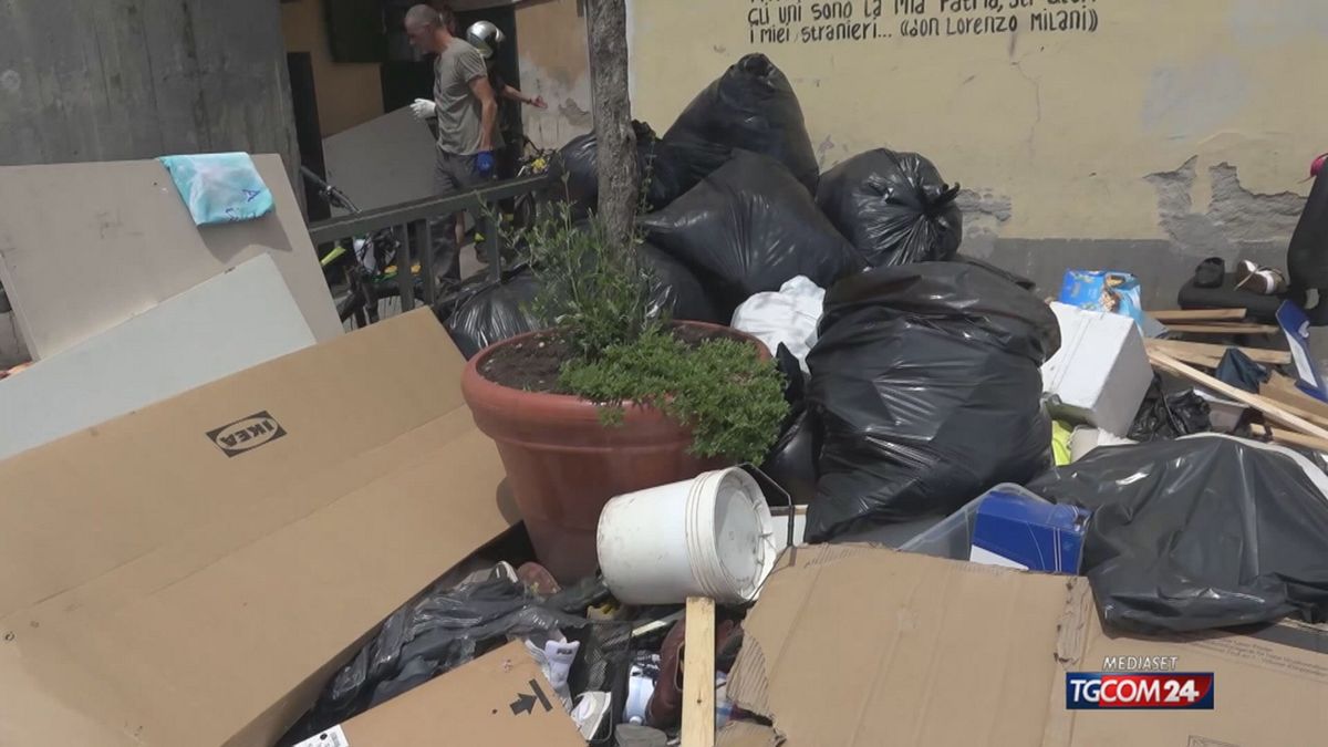 Pistoia, la polizia sgombera gli ultimi migranti rimasti nella parrocchia di Vicofaro