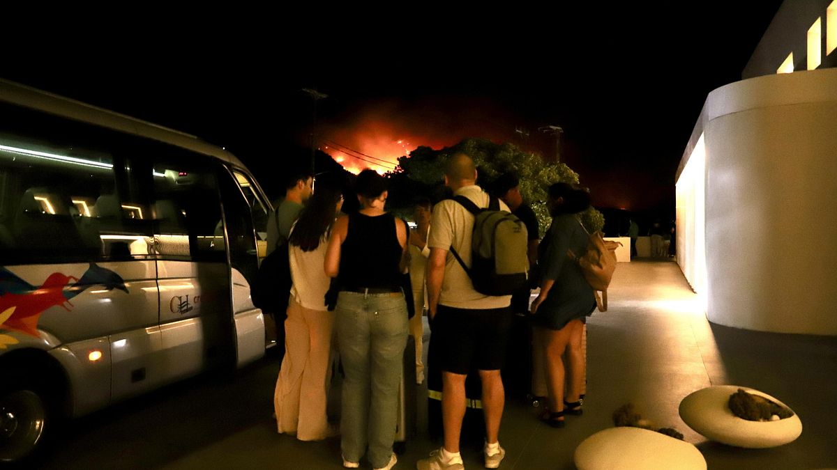 Caldo record, vasto incendio sull