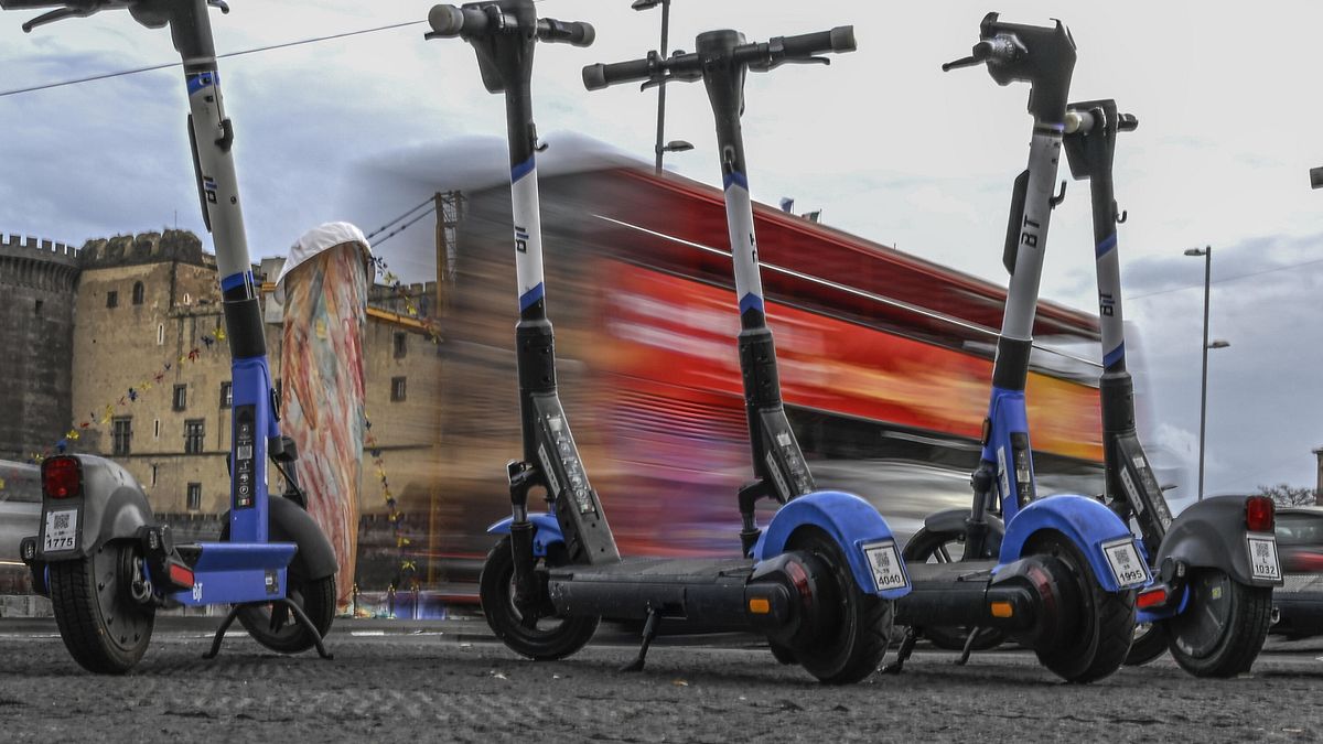 Nuove regole per i monopattini elettrici, arriva il "targhino": non è collegato al veicolo ma al conducente