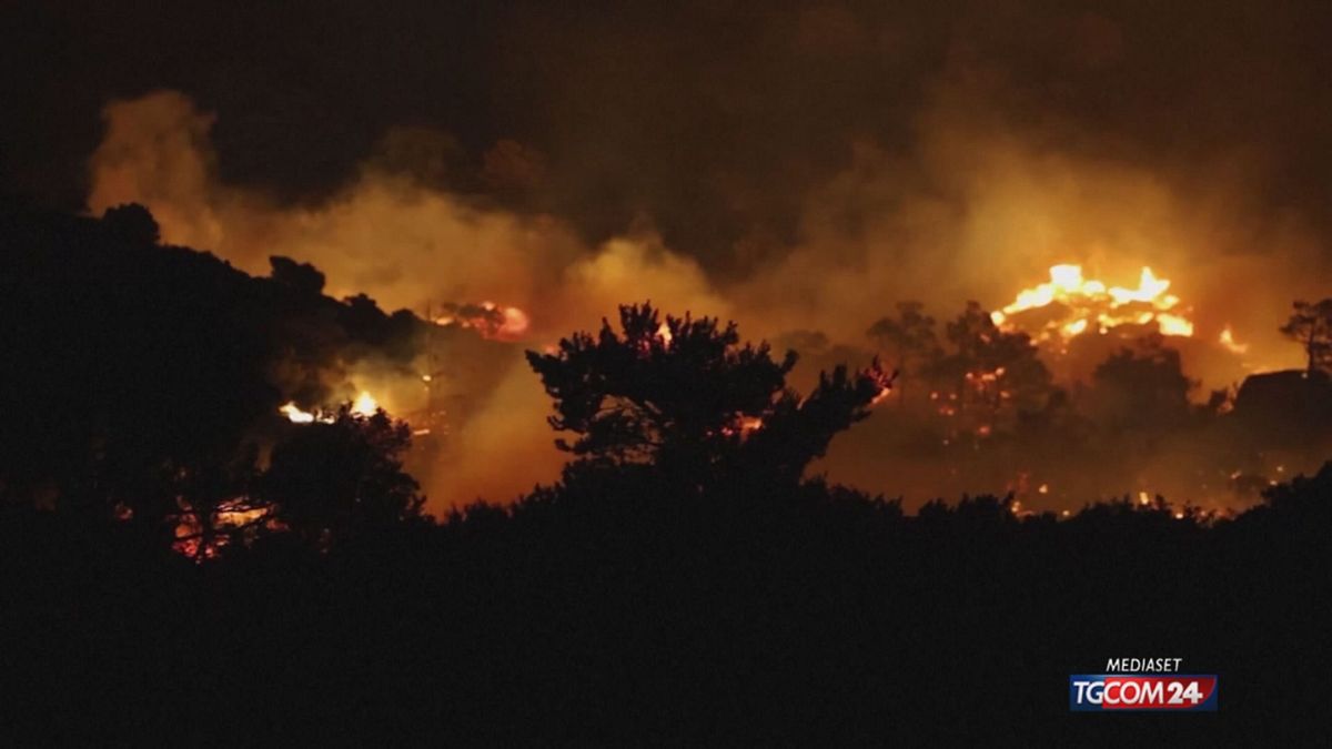 Grecia, vasto incendio sull