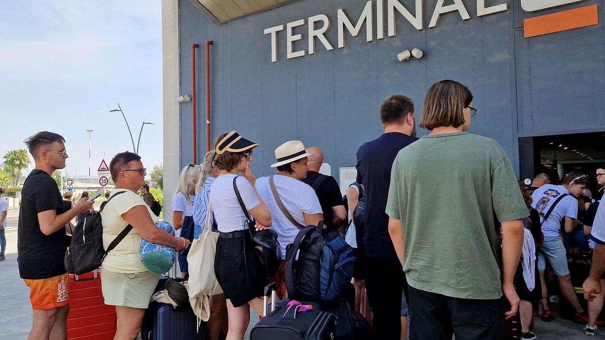 Rimossa la gru che bloccava i voli, l