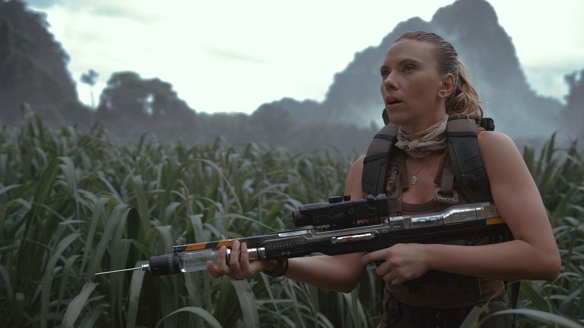 Jurassic World Sineması'na geri dönen Scarlett Johansson, dinozorlar için avlanmaya gidiyor