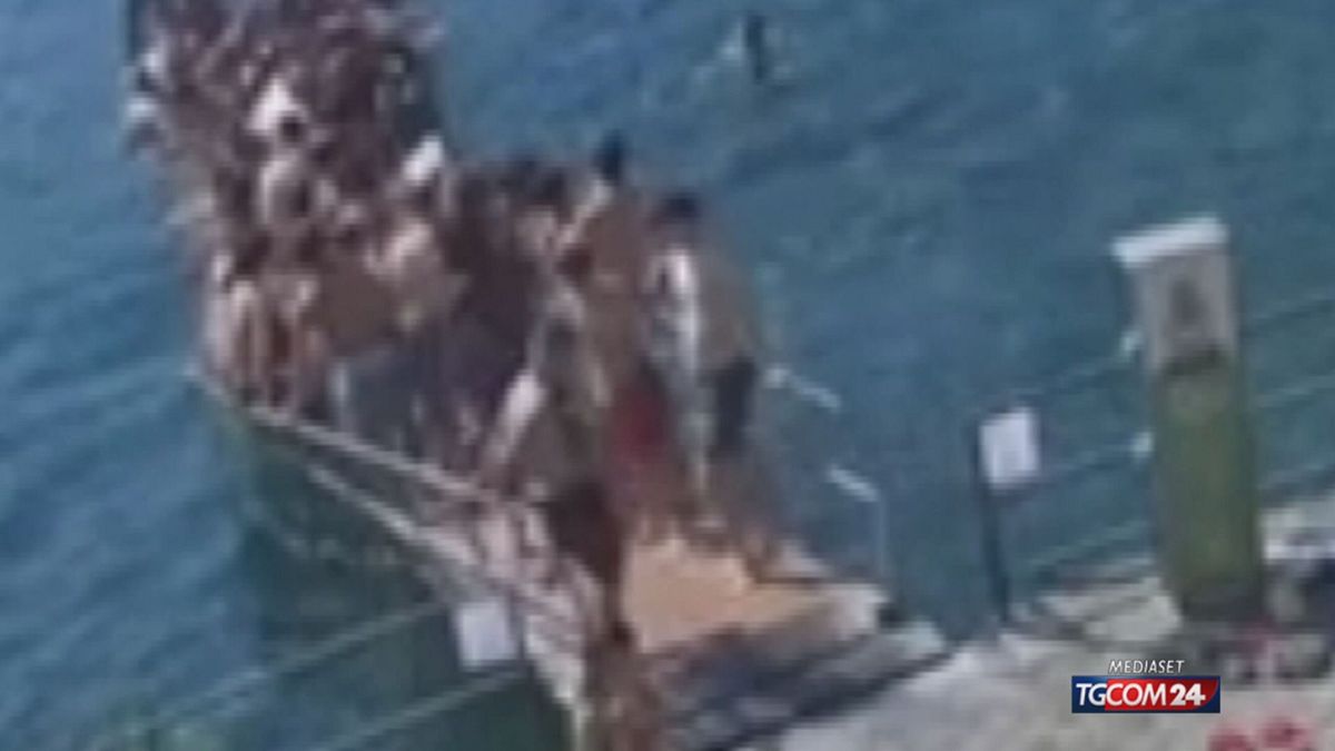 Blevio (Como), vandali fanno crollare il pontile nel lago