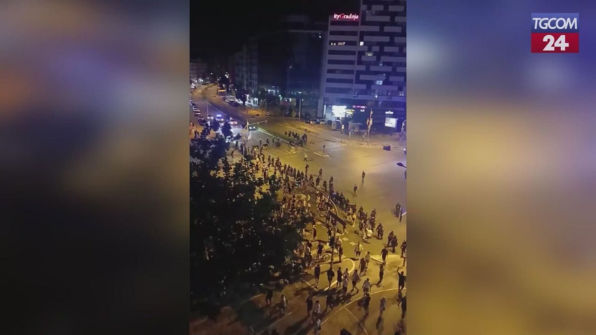 Serbia, scontri tra polizia e manifestanti antigovernativi: 79 arresti