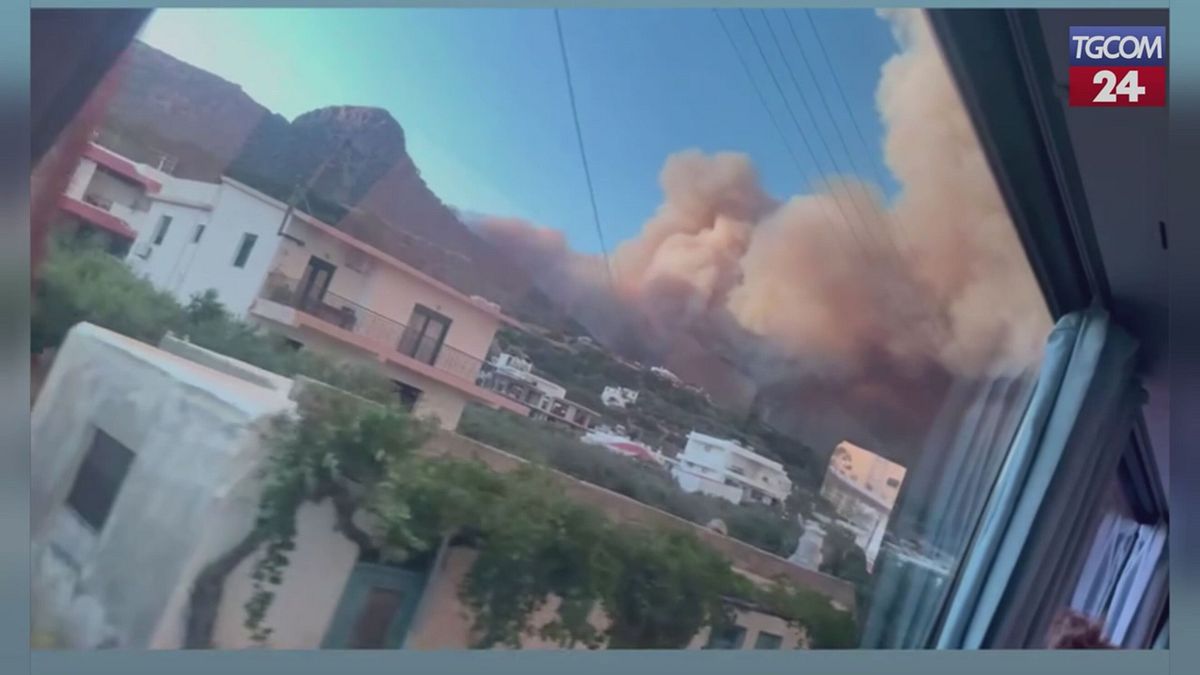 incendi in grecia creta avvolta dal fumo