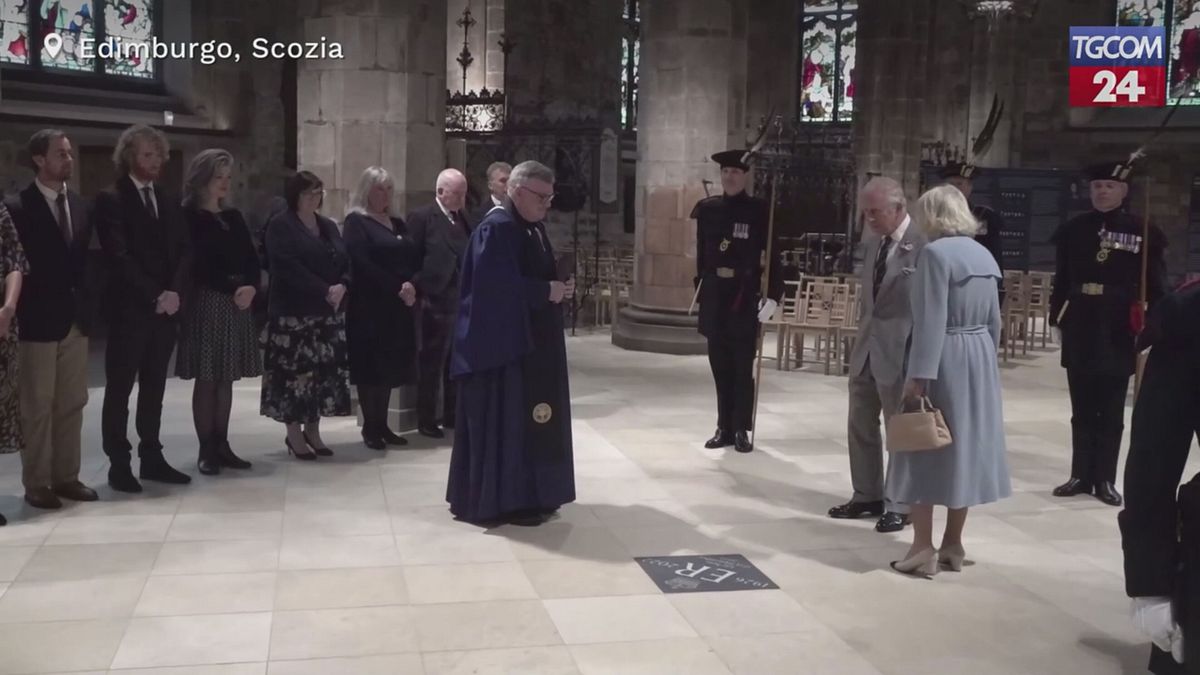scozia re carlo e camilla svelano una lapide commemorativa dedicata a elisabetta ii