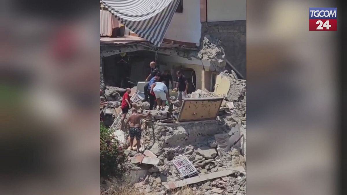 Esplosione a Torre del Greco, crolla palazzina: un uomo estratto vivo dalle macerie