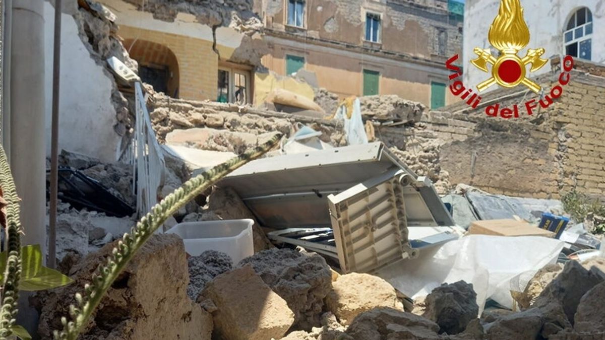 Esplosione a Torre del Greco (Napoli), crolla palazzina: morto un 64enne