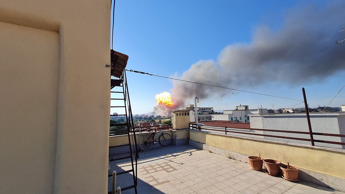 Roma, esplode un deposito di gas e carburante al Prenestino: forte boato e colonna di fumo nero | Diversi ustionati e feriti