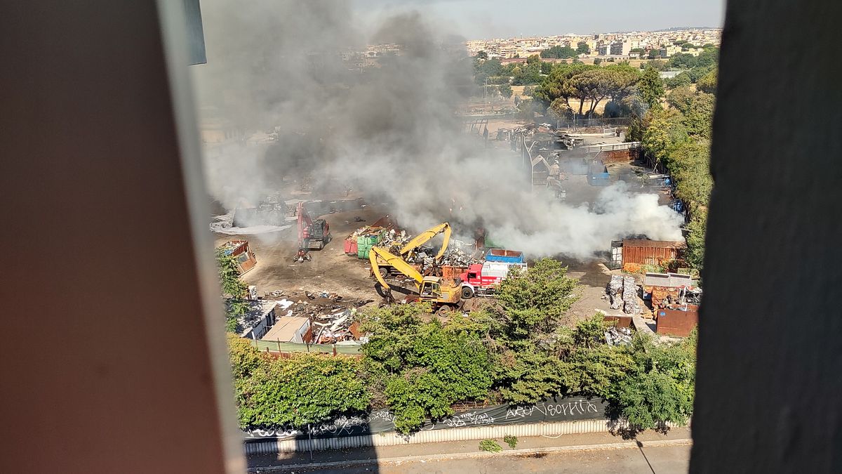 Roma, esplode un deposito di gas e carburante al Prenestino: forte boato e colonna di fumo nero, 40 feriti e 50 evacuati | Questura: "Chi vive in zona resti in casa"